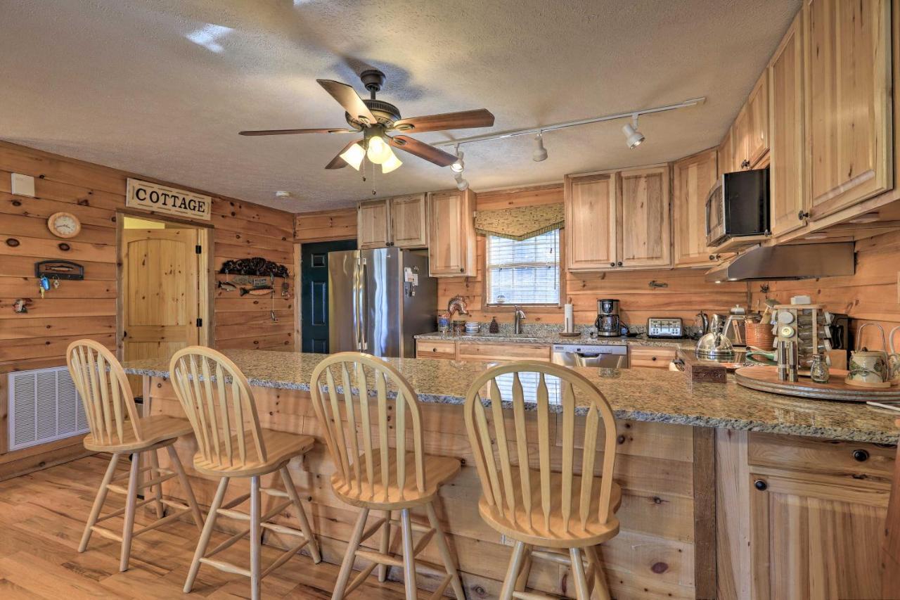 Lakefront Sparta Cottage With Decks And Boat Dock المظهر الخارجي الصورة
